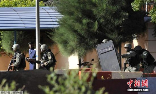 11月20日消息，当地时间20日，马里首都巴马科一酒店遭枪手袭击。酒店集团公布声明称，两到十名匪徒劫持了140名酒店顾客和30名工作人员，共170人。目前，马里酒店劫持案中的人质已全部获释，事件共造成27人遇难。图为安全部队在事发现场外。